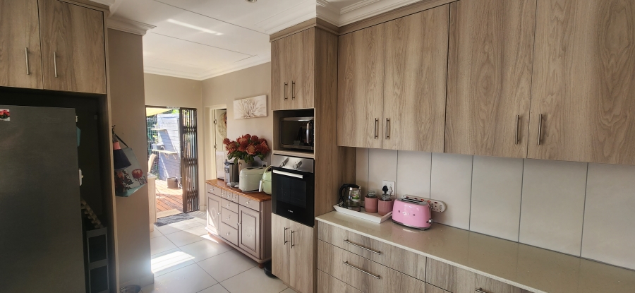 6 Bedroom Property for Sale in Dana Bay Western Cape